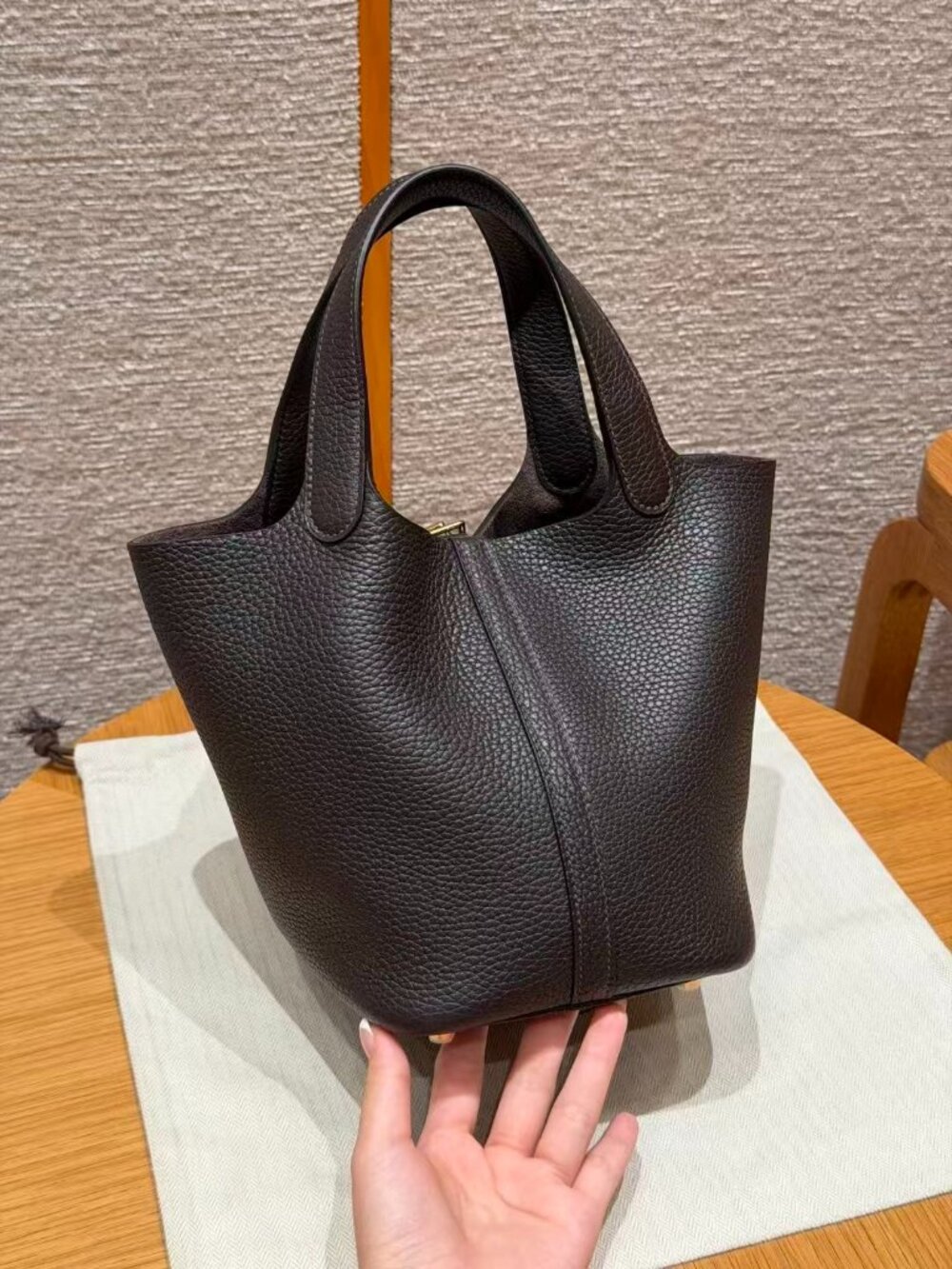 Classic Hermes Bag: A Stylish and Versatile Choice for Elegance